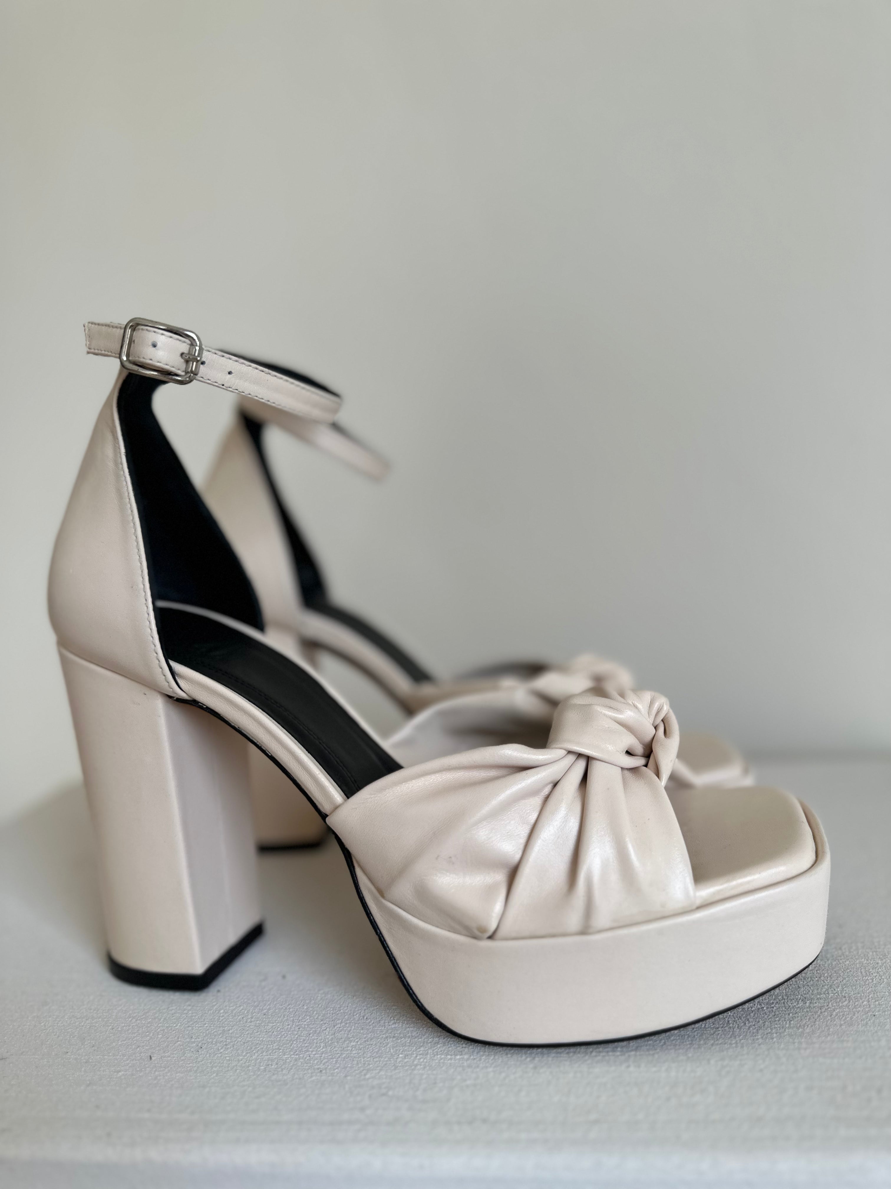 AMAIA LAM-HIEL SANDALEN