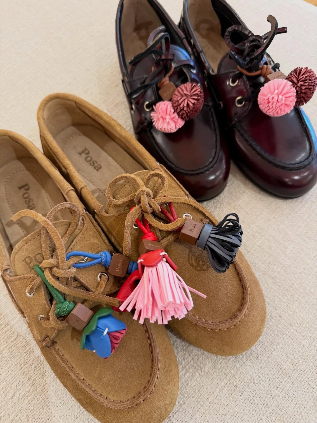 Mocassins Posa customisés avec des pompons et des breloques