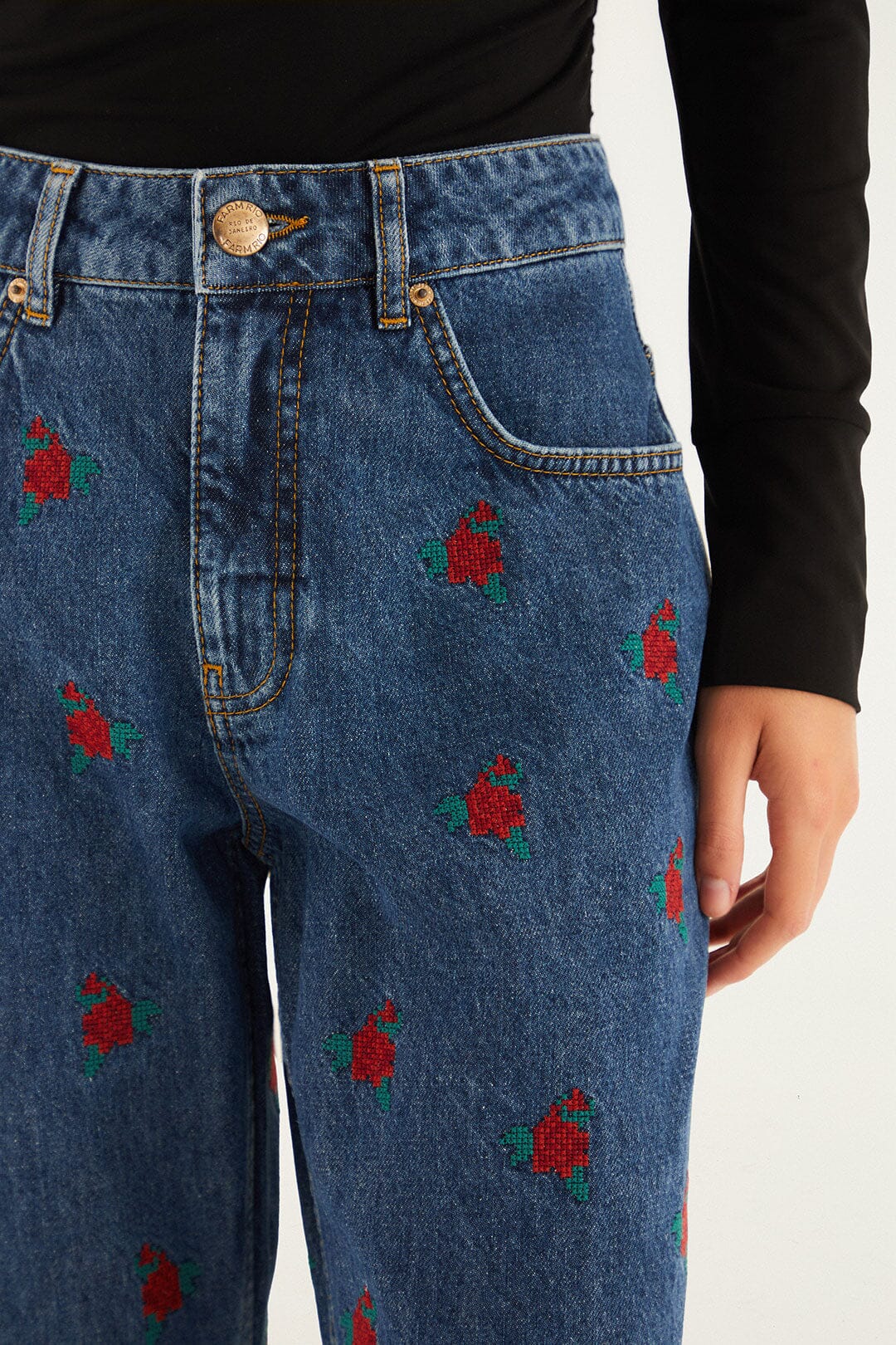 Jeans brodé de fleurs