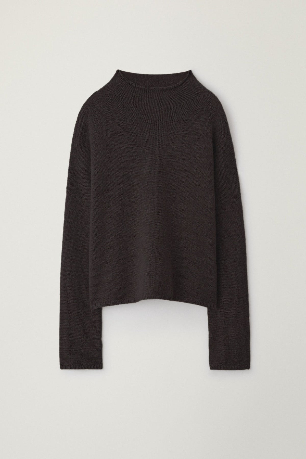 Pull col haut Sandy Lisa Yang – dark oak – packshot (visuel généré)