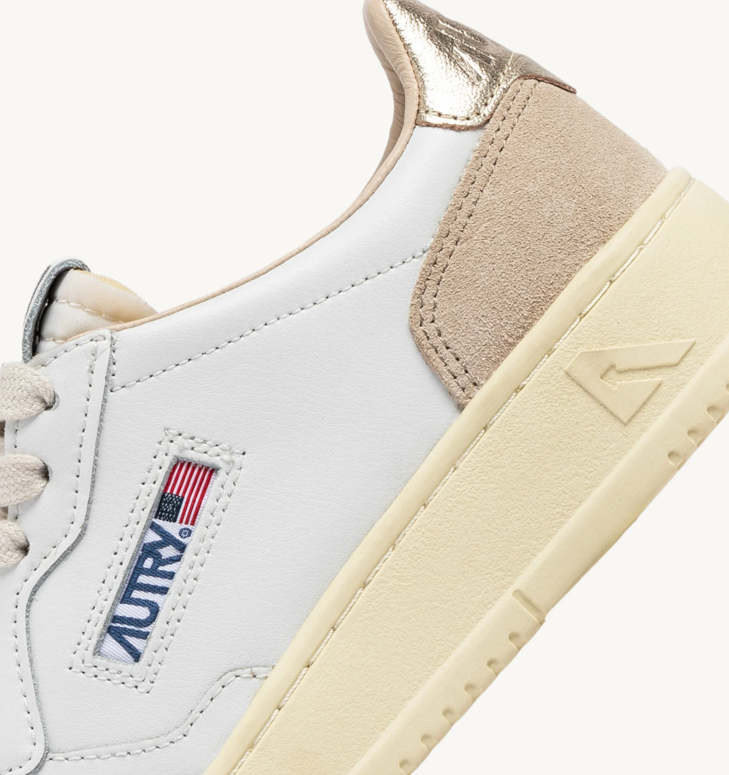 Baskets Medalist Low Wom Gold & Beige